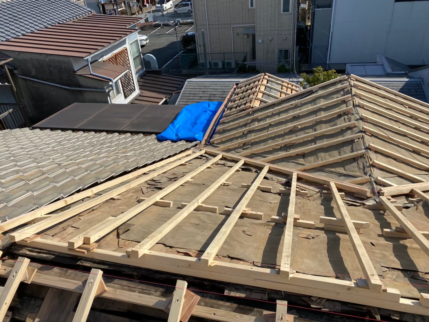 細めの補強垂木で不陸調整